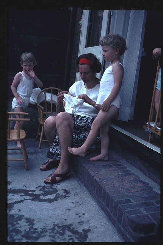 16.Delft jun 1966 Mama,Brigitte,Marion.JPG